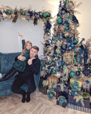 Kieron Richardson Instagram - Happy @lmalison2022 day !!! 7 years ago she first came to help us transform the kitchen… couple of kids and a dog later and she still blows us away each year!!! Thankyou Alison ❤️