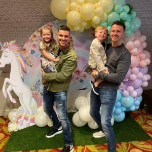 Kieron Richardson Instagram - Happy 4th birthday phoebe and chase 
Thanks for organising

@go_pr_and_events
@shellyinspiredevents12
@lollypoppin_uk
@sista.bakes
@dreamycloudteepees 
@willoswishes wishes
@zoomboxuk 
@poppin_and_flossin_fountains
@couture_balloons_cheshire