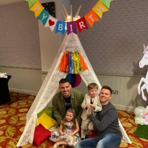 Kieron Richardson Instagram - Happy 4th birthday phoebe and chase 
Thanks for organising

@go_pr_and_events
@shellyinspiredevents12
@lollypoppin_uk
@sista.bakes
@dreamycloudteepees 
@willoswishes wishes
@zoomboxuk 
@poppin_and_flossin_fountains
@couture_balloons_cheshire