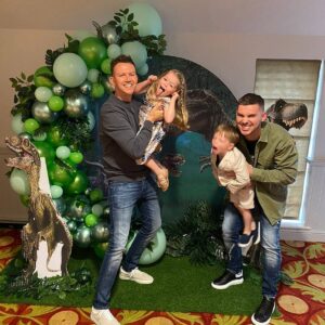 Kieron Richardson Instagram - Happy 4th birthday phoebe and chase 
Thanks for organising

@go_pr_and_events
@shellyinspiredevents12
@lollypoppin_uk
@sista.bakes
@dreamycloudteepees 
@willoswishes wishes
@zoomboxuk 
@poppin_and_flossin_fountains
@couture_balloons_cheshire