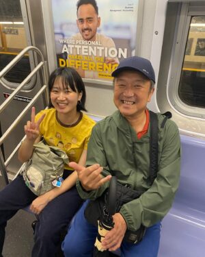Kiki Sukezane Instagram - Dad in NYC🥳

iphoneのカメラ　引きで　足長　🤣