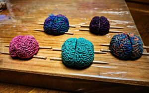 Kiki Sukezane Instagram - Today's Art

Brains🧠

これが乾いたら
顔を作って　頭の中に入れ
開頭手術したいと思います😜

#木粉粘土
#woodclay