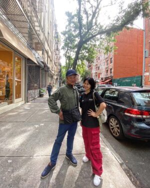 Kiki Sukezane Instagram - Dad in NYC🥳

iphoneのカメラ　引きで　足長　🤣