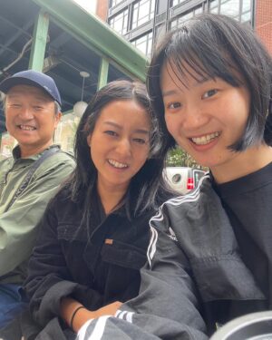 Kiki Sukezane Instagram - Dad in NYC🥳

iphoneのカメラ　引きで　足長　🤣