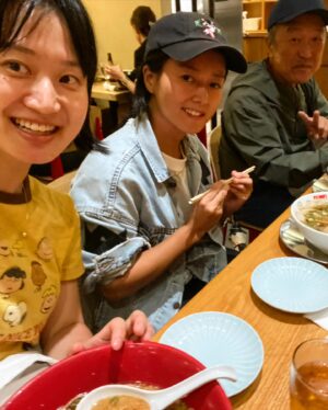 Kiki Sukezane Instagram - Dad in NYC🥳

iphoneのカメラ　引きで　足長　🤣