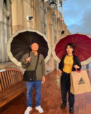 Kiki Sukezane Instagram - Dad in NYC🥳

iphoneのカメラ　引きで　足長　🤣