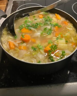 Kikki Danielsson Instagram - Längtan efter Kålsoppa blev idag Alltför Stark!!
Soppa blev det, med en Gourmetsmak jag Aldrig tidigare fått till🤗
Så Nu, mätt å belåten å det är Dax för Slap Off i soffan med nån Kriminalare✌️En Bra Dag❤️