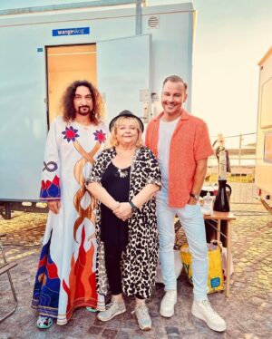 Kikki Danielsson Instagram - Årets Sista Allsång i Smygehuk🥳🎉ALLT var på Topp: Vädret, Precis vid havet, Folk överallt Plus en Hääärlig Stämning😜🥰Hit kommer jag Gärna igen!! Tack ALLA som var där❤️❤️☀️