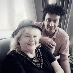 Kikki Danielsson Instagram - Här sitter jag med Sulo och vi båda är så otroligt tacksamma, rörda & glada för att så många har förbokat boken! ❤️Har sagt det förut, men säger det ändå igen: det är så roligt att ni är med mig på den här resan och självklart också att ni är nyfikna på vem jag är på riktigt.😉
Så spänd på att höra vad ni tänker och tycker om den. 

Boken kommer 25 oktober men, som sagt, du kan boka boken redan nu och då får du den signerad på kuppen. Länk finns i min profil. 🌟