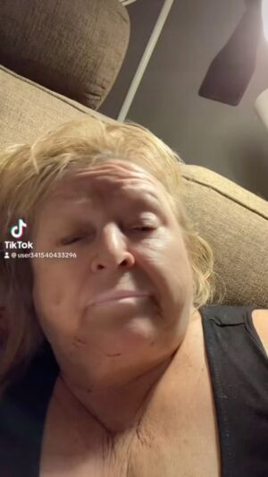 Kikki Danielsson Instagram - Tänk va Skönt det är när man får sminkhjälp inför t ex ett TV-program🤗Man bara sitter där och blir Ompysslad🥰Men, Visst kan det hända nåt galet ibland i stress å trängsel😱Ett läppstift glider lätt å kan skapa läppar som inte finns😲