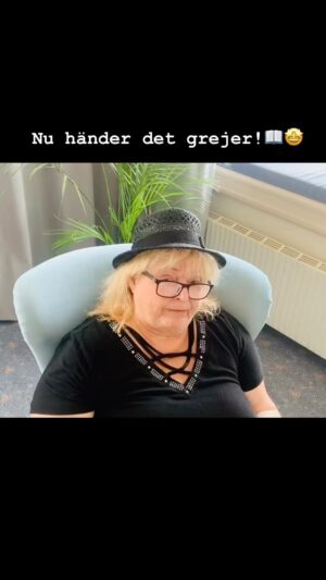 Kikki Danielsson Instagram - Nu händer det grejer!
Snart kommer den bok som jag har skrivit ihop med min kompis Sulo Karlsson. Den har fått titeln ”Du vet ingenting om mig” och innehåller allt du inte visste om Kikki Danielsson och sånt som även var nytt för mig. 😅 
Det är både spännande och lite nervöst att snart låta er ta del av mina hemligheter, men jag hoppas ni är lika nyfikna som jag.
Jag signerar självklart denna bok och för att det ska gå så bra som möjligt så har jag slagit mina påsar ihop med Bokus - klicka & förhandsboka via länken i min profil så garanterar jag att ni får mina kråkfötter i boken. 📖💕