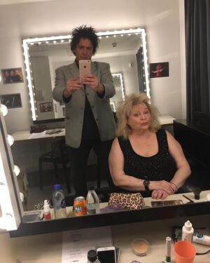 Kikki Danielsson Instagram - Sista Julkonserten med Sulo å Refreshments gick av stapeln p Södra Teatern i Sthlm🥳🎉En 
Riktigt Härlig Final🎸🎹 
Nu har Alla åkt hem t sig för att fira Jul🎄🎅🏻Landade i min Goa soffa me båda katterna intill mig😻😻Som jag Längtat❤️❤️❤️☃️☃️