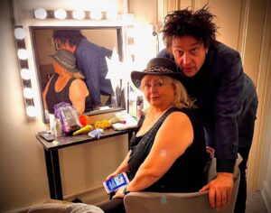 Kikki Danielsson Instagram - JAPP☃️Så är det då Dax för vinterns Julshow att avslutas på Södra Teatern i Sthlm🥳🎉Sen styr jag kosan mot Bollnäs Julfirande🎅🏻Börjar lite försiktigt med julröjning å slå in paket t barnbarnen🎄Men, som sagt, Först ska Sista Jultonerna klinga ut ikväll🎹🎸