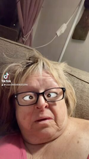 Kikki Danielsson Instagram - HJÄLP😩🥵En av mina Fina Hackspettar anfölls av en Skata å sitter nu med en bruten vinge på balkonggolvet 😢Jag öppnade dörren, men då kom den ena kattslaktaren direkt, men jag lyckades m att stoppa honom😼Frågan nu:
Finns det Någon Möjlighet att hjälpa en fågel m skadad vinge😱Tacksam för svar🙏
