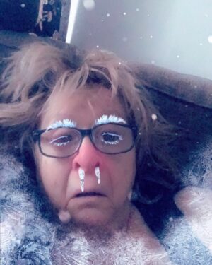Kikki Danielsson Instagram - ÅÅÅH SÅ TRÖTTSAMT🥵 Har nu haft Brakförkylning sen några veckor före Jul, å den vill Inte Ge Sig🤧😮‍💨All snö s vräker ner gör att jag Helst stannar inomhus!
Ska snart åka på den Norska Dansegalan i Puerto Rico🏖 en vecka😎Det kan nog vara lite Skönt att få byta klimat! Resan är nästan 6 timmar,
å jag bävar för den, eftersom rygg å baksäte klagar när jag sitter så länge. För att sen inte snacka om Hemresan, när den Obligatoriska Reseförkylningen drar igång, å så börjar vi fr Början igen👹Nåväl, man är ju van🤧😮‍💨