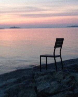 Kikki Danielsson Instagram - När showen var klar i Smygehuk, kändes det lite Svårt att lämna den Vackra Allsångsplatsen vid havet😢
Detta är ju en Filosofplats, som jag sökt efter i Hela Mitt Liv, där jag skulle kunna sitta en Hel Natt å bara Njuta av vågornas svall🤗Tänk, om man kunde hyra in sig på en Liten Yta med plats för en Solstol, där vid strandkanten några gånger nästa sommar⛱⛺️