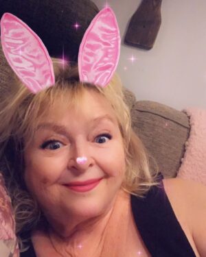 Kikki Danielsson Instagram - WOW, Vilken Dag det blev🎉🎈😁Morgonen: Skolavslutning🌻🌺🎈
Fick höra å sjunga med i ”Den Blomstertid nu kommer”🥰Det kom fram en massa Minnen!
Sen frissan 2 timmar💋
Drog sen vidare t sjukhuset, hade stämt möte med en Sjukgymnast som introducerade mig t gymmet, gjorde ett träningsprogram åt mig. So Well, nu gäller det bara att hålla i Detta och ta tillbaka Energi😉