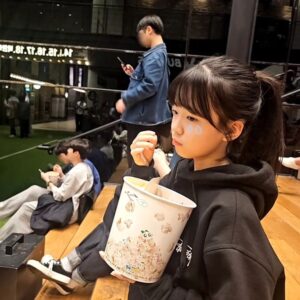 Kim Bo-min Instagram - 싸이월드 감성이라고 구박 받았지만 난 올리고 말았지🤭

#kimbomin  #우리집두찌공주👧🏻 #보민공주치마좀자주입어줘🙏