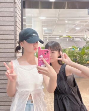Kim Bo-min Instagram - #언니즈💋

#kimsia #kimbomin

두 동생들은  할머니댁으로 휴가 가고 언니즈 끼리만 힐링중🥰