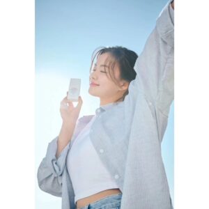 Kim Bo-min Instagram - 시아가 러븀의 모델로 함께 하게되었습니다
많은 사랑 부탁드려요💙

애정하던 브랜드의 모델이라니  엄마는 그저 행복😍

#LUVUM #KIMSIA

@luvum_official 
@shashaa_im