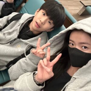 Kim Bo-min Instagram - 우리집 3호왕자와 4호막내공주🩷

여행가서도 남자친구 사귀는 마성의 공주님🙈
팔짱 야무짐...옆에 오빠 아니에요 여행지서 만난 뉴남자친구🤭
