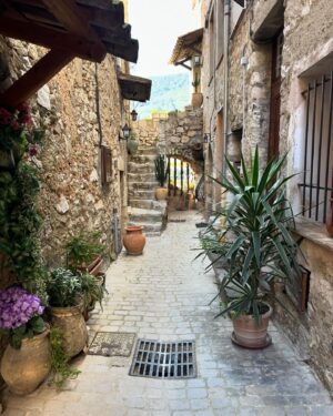 Kim Boutin Instagram - Saint-Paul-de-Vence 🏣, Tourrettes-sur-Loup 🏰💜, Cannes et son Boulevard de la Croisette🛍️, Théoule-sur-Mer et ses calanques 🪨❤️🏞️