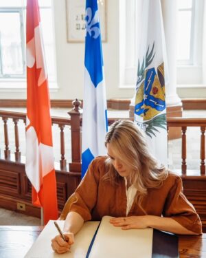 Kim Boutin Instagram - Des weekends comme ça j’en prendrais à l’infini 🥹❤️ 

• j’étais de passage à l’hôtel de ville pour une signature dans le livre d’or de la ville de Sherbrooke🥇✍️
• @thibaultgmdesherbrooke qui continue de m’offrir les meilleures dispositions pour mes déplacements sherbrooke-mtl 💚🚙🚗🤍
• Et quoi dire de chaque personne qui tiennent à bout de bras l’avenir du patinage de vitesse à sherbrooke et qui chaque fois me remplissent le cœur d’amour 🥰 Grâce à vous tous, CPVS BRILLE ✨à l’internationale plus que jamais 🥹 
• Jamais été aussi fière de provenir d’une famille aussi belle que celle-ci et ce, au côté d’une magnifique relève 🕺🏻😁
• Ah et j’oubliais, grâce à la belle @by.cloland j’ai des cheveux que j’aime foule foule hihi 💇‍♀️