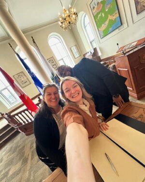 Kim Boutin Instagram - Des weekends comme ça j’en prendrais à l’infini 🥹❤️ 

• j’étais de passage à l’hôtel de ville pour une signature dans le livre d’or de la ville de Sherbrooke🥇✍️
• @thibaultgmdesherbrooke qui continue de m’offrir les meilleures dispositions pour mes déplacements sherbrooke-mtl 💚🚙🚗🤍
• Et quoi dire de chaque personne qui tiennent à bout de bras l’avenir du patinage de vitesse à sherbrooke et qui chaque fois me remplissent le cœur d’amour 🥰 Grâce à vous tous, CPVS BRILLE ✨à l’internationale plus que jamais 🥹 
• Jamais été aussi fière de provenir d’une famille aussi belle que celle-ci et ce, au côté d’une magnifique relève 🕺🏻😁
• Ah et j’oubliais, grâce à la belle @by.cloland j’ai des cheveux que j’aime foule foule hihi 💇‍♀️