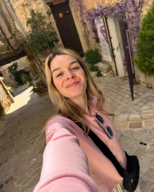 Kim Boutin Instagram - Saint-Paul-de-Vence 🏣, Tourrettes-sur-Loup 🏰💜, Cannes et son Boulevard de la Croisette🛍️, Théoule-sur-Mer et ses calanques 🪨❤️🏞️