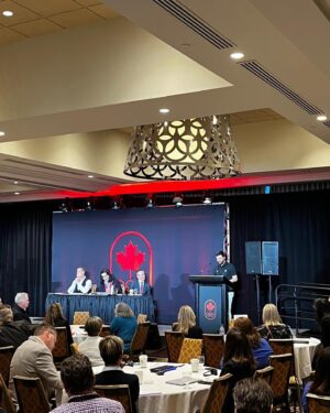 Kim Boutin Instagram - Ce week-end, à la session annuelle de @teamcanada j'ai assisté à des discussions remplies de bonne volonté entre les différents représentants d'athlètes et plusieurs partenaires sportifs principaux! 

Tous ont à coeur de voir grandir le sport dans un environnement sain et constructif ❤️ 

Alors continuons de DISCUTER, PARTAGER, PLANIFIER et CONSTRUIRE  une culture à l’image d’aujourd’hui ! 

C'est ce qui nous permettra d'avancer ENSEMBLE ! 🤝🇨🇦

#athletevoice #commissiondesathletes