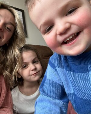 Kim Boutin Instagram - Les derniers jours 🌸 

- La familia 💝
- Érablière au sous-bois 
- Petites sorties bouffffe 🤤