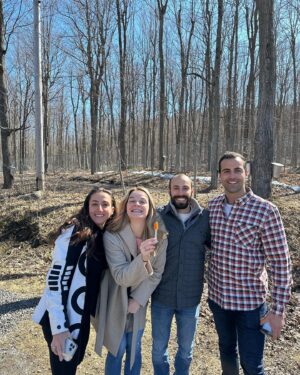 Kim Boutin Instagram - Les derniers jours 🌸 

- La familia 💝
- Érablière au sous-bois 
- Petites sorties bouffffe 🤤
