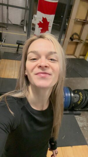 Kim Boutin Instagram - DE RETOUR AU BERCAIL🦵🏼🥵 
Durant les 3 dernières semaines, j’ai repris l’entraînement sur glace et je me prépare enfin pour la coupe Canada qui aura lieu à Sherbrooke dans ma ville natale 🤪 

Les derniers mois j’ai priorisé une autre partie de ma vie en milieu communautaire où j’ai rencontré des gens formidables qui m’ont permis d’envisager un réel avenir auprès des gens dans le besoin ❤️ 

Je remercie mes commanditaires, mes entraîneurs et tous mes proches qui m’ont suivi dans ce cheminement ! Rien de mieux qu’une petite dose d’amour, d’apprentissage, d’enrichissement pour repartir vers le dernier stretch de ma carrière d’athlète ! 

Les jambes sont encore un peu lourdes 🥴 mais le meilleur est à venir ! 😁🫶🏼🇨🇦 

@oeufquebec @jamcharity @novia.longueuil @thibaultgmdesherbrooke @apexracingskates @essherbrooke @ssc_pvc @e.h.skates @intactinsurance @fila_global @auclairsports @teamcanada
