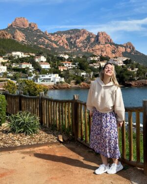 Kim Boutin Instagram - Saint-Paul-de-Vence 🏣, Tourrettes-sur-Loup 🏰💜, Cannes et son Boulevard de la Croisette🛍️, Théoule-sur-Mer et ses calanques 🪨❤️🏞️