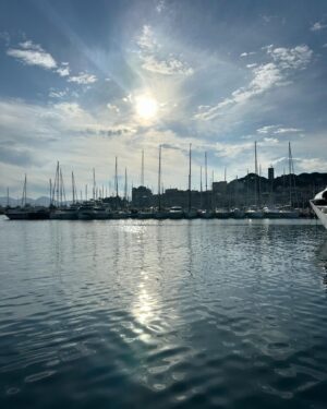 Kim Boutin Instagram - Saint-Paul-de-Vence 🏣, Tourrettes-sur-Loup 🏰💜, Cannes et son Boulevard de la Croisette🛍️, Théoule-sur-Mer et ses calanques 🪨❤️🏞️