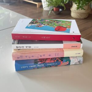 Kim Cho-yeop Instagram - 열심히 일한 2021년을 보내며... 책으로 자주 만날 수 있어서 행복했어요. 읽어주셔서 늘 감사합니다 내년에도 뵈어요!!
#지구끝의온실 #방금떠나온세계 #행성어서점 #므레모사