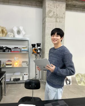 Kim Chung-jae Instagram - #광고 윈도우 Copilot, 일상의 AI 동반자✨
저는 3D 모델링과 렌더링 프로그램을 위해 마이크로소프트 운영체제를 사용하는데요  Windows에 새로운 인공지능 도우미, 윈도우 Copilot이 생겼습니다🤩
윈도우 Copilot을 활용하면 단순 검색 뿐만 아니라 데이터 분석, 요약 그리고 예측 자료 까지 가능하다고 하는데요 앞으로 유용하게 사용해볼까 합니다! 
개인적으로 AI 이미지 생성이 가장 흥미로웠는데요🤔 
윈도우 Copilot 은 Windows 작업 표시줄에서 시작할 수도 있고 Windows 키 C 단축키를 통해 간편하게 실행 할 수 있습니다
또한 Windows의 Copilot을 측면 창에 고정하면 모든 앱 옆에 윈도우 Copilot이 항상 표시되므로 아이디어 구상, 계획 짜기, 연락, 콘텐츠 작성 등 어떤 작업에서나 활용해보아요~! ✅

*Windows의 Copilot(in preview)은 일부 전 세계 시장에서 사용 가능하며 시간이 지남에 따라 추가 시장 에 전개될 예정입니다. 자세한 내용을 확인하세요 (https://www.microsoft.com/ko-kr/windows/copilot-ai-features#faq)

*Microsoft Windows PC 기획전 
(https://shopping.naver.com/plan/details/708428)

#CopilotinWindows #AI #인공지능 #노트북추천 #윈도우노트북
#Windows11 #Microsoft #마이크로소프트