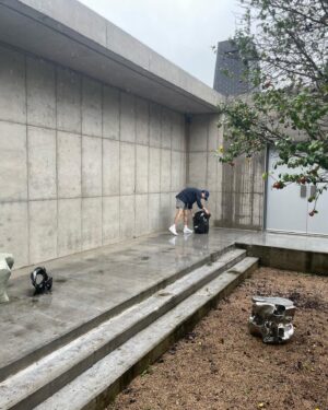 Kim Chung-jae Instagram - 야외 설치때마다 비가옵니다 허허 필굿팀과 제주에서 함께하였습니다😃

𝘼𝙍𝙏 𝙏𝙍𝘼𝘾𝙆 𝙅𝙀𝙅𝙐 2023]
2023.09.01(금) — 2023.10.01(일)
-
코사이어티 빌리지 제주는 고요하고 평화로운 자연 속에서 일과 휴식을 동시에 즐기는 워케이션을 제공하는 공간입니다. 9월 한달간 이곳에서 음악을 다채롭게 경험할 수 있는 전시가 펼쳐집니다. 벨기에 기반의 사운드 아티스트 다비드 헬비히는 소리가 없는 공간에서 소리에 대한 경험을 부각하기 위해 손을 활용한 체험형 전시를 선보입니다. 또 AOMG의 코드 쿤스트와 우원재가 발매 예정인 음원에서 받은 영감을 미디어 아트로 풀어낸 아티스트 성립과 장진승의 작업도 흥미롭습니다. 아티스트 김충재, 강재원, 곽철안, 스튜디오 차차로 구성된 프로젝트 팀 필굿의 야외 전시도 새로운 볼거리이며 투숙객들만 출입 가능한 라운지와 객실에서는 건축 사진가 최용준의 사진전이 개최되어 공간에 머무는 시간을 더 특별하게 만들어 줄 것입니다. 

-
AOMG (@aomgofficial)
코드 쿤스트 (@code_kunst)
우원재 (@munchinthepool)
성립 (@seonglib)
장진승 (@jayes_)
다비드 헬비히 (@davidhelbich)
프로젝트 팀 필굿 김충재(@chungjizzle), 강재원(@fill_air_extreme_), 곽철안(@chulan_kwak), 스튜디오 차차(@studio_chacha.kr)
최용준(@___yic)
-
Location : 코사이어티 빌리지 제주(@cociety_village) (제주시 구좌읍 번영로 2133-50)
-
해당 전시는 유료 전시로 운영되어 프로필 링크(네이버 예약)를 통해 사전 예매 가능합니다. 리셉션에서 티켓 확인 후 입장할 수 있습니다.
-
𝗢𝗥𝗚𝗔𝗡𝗜𝗭𝗘𝗥
𝗦𝗣𝗘𝗘𝗞𝗘𝗥(스피커) @speeker_official @ertm_official