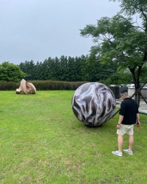 Kim Chung-jae Instagram - 야외 설치때마다 비가옵니다 허허 필굿팀과 제주에서 함께하였습니다😃

𝘼𝙍𝙏 𝙏𝙍𝘼𝘾𝙆 𝙅𝙀𝙅𝙐 2023]
2023.09.01(금) — 2023.10.01(일)
-
코사이어티 빌리지 제주는 고요하고 평화로운 자연 속에서 일과 휴식을 동시에 즐기는 워케이션을 제공하는 공간입니다. 9월 한달간 이곳에서 음악을 다채롭게 경험할 수 있는 전시가 펼쳐집니다. 벨기에 기반의 사운드 아티스트 다비드 헬비히는 소리가 없는 공간에서 소리에 대한 경험을 부각하기 위해 손을 활용한 체험형 전시를 선보입니다. 또 AOMG의 코드 쿤스트와 우원재가 발매 예정인 음원에서 받은 영감을 미디어 아트로 풀어낸 아티스트 성립과 장진승의 작업도 흥미롭습니다. 아티스트 김충재, 강재원, 곽철안, 스튜디오 차차로 구성된 프로젝트 팀 필굿의 야외 전시도 새로운 볼거리이며 투숙객들만 출입 가능한 라운지와 객실에서는 건축 사진가 최용준의 사진전이 개최되어 공간에 머무는 시간을 더 특별하게 만들어 줄 것입니다. 

-
AOMG (@aomgofficial)
코드 쿤스트 (@code_kunst)
우원재 (@munchinthepool)
성립 (@seonglib)
장진승 (@jayes_)
다비드 헬비히 (@davidhelbich)
프로젝트 팀 필굿 김충재(@chungjizzle), 강재원(@fill_air_extreme_), 곽철안(@chulan_kwak), 스튜디오 차차(@studio_chacha.kr)
최용준(@___yic)
-
Location : 코사이어티 빌리지 제주(@cociety_village) (제주시 구좌읍 번영로 2133-50)
-
해당 전시는 유료 전시로 운영되어 프로필 링크(네이버 예약)를 통해 사전 예매 가능합니다. 리셉션에서 티켓 확인 후 입장할 수 있습니다.
-
𝗢𝗥𝗚𝗔𝗡𝗜𝗭𝗘𝗥
𝗦𝗣𝗘𝗘𝗞𝗘𝗥(스피커) @speeker_official @ertm_official
