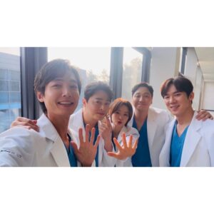 Kim Dae-myung Instagram - 😊😋🥰☺️😍 #미도와파라솔 #슬기로운의사생활