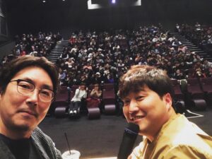 Kim Dae-myung Instagram - 해빙 관객과의 대화 와주셔서 감사합니다~
무대인사중인데 날씨가 참 좋네요.
주말 해빙보러 극장에 나들이 나오셔요^^