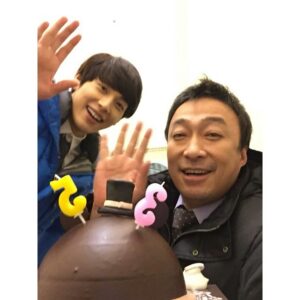 Kim Dae-myung Instagram - 조용히 혼자 축하하고있었는데 어디선가 차장님과 장그래가와서 사진을..나보고 찍으라 하시고 둘이찍고 갔습니다.. 아아.. 그래도 뭐 앉으나 서나 영업3팀밖에 없네요.. #영업3팀 과 함께하는 특별한 밤.. 나는 아직 #미생 ..