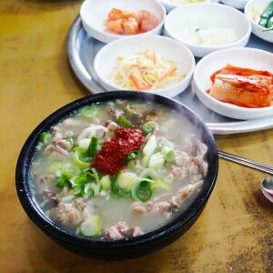 Kim Dae-myung Instagram - 장날엔 역시 국밥. 
가만보니 빨간 양념장이 달 같네.