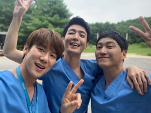 Kim Dae-myung Instagram - 네가 그것들과 손잡고🎼
고요한 달빛으로 내게 오면
내 여린 마음으로 피워낸 나의 사랑을
너에게 꺾어줄게😊😉😋🥰🙂 #슬기로운의사생활시즌2