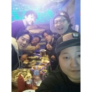 Kim Dae-myung Instagram - 내 사람들의 첫모임. 각양각색 사람들. 안주마을형#고영권 동생형#박대원 음악하는 기타형#조정치 자원팀형#전석호 커피형 섬유팀#태인호 말도안되는 얘기들로 말도안되게 하나가 되고있는 말도안되는 밤.