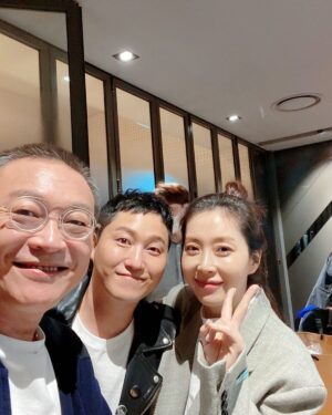 Kim Dae-myung Instagram - 김선생님 노신부님과 함께👨‍👧‍👦 #돌멩이 #김의성 #송윤아 #전채은 #김대명 #20201015
