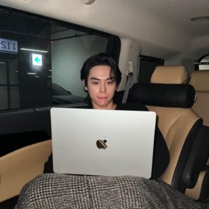 Kim Do-hoon Instagram - 감사합니다:) @apple 
#MacBookAir