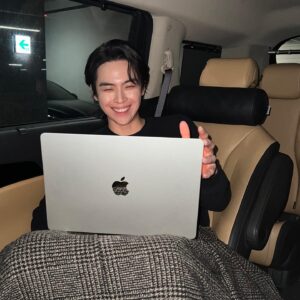 Kim Do-hoon Instagram - 감사합니다:) @apple 
#MacBookAir