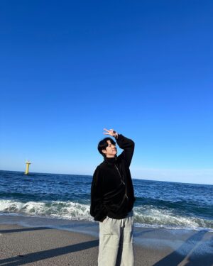 Kim Dong-han Instagram - 아직 물은 차갑구나..