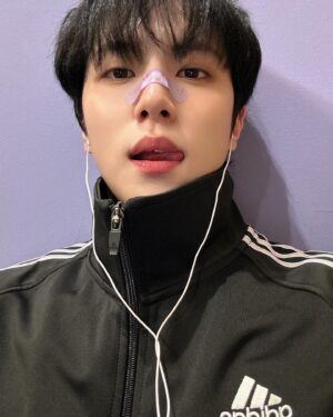 Kim Dong-han Instagram - 오랜만에 입어보는군😎😎